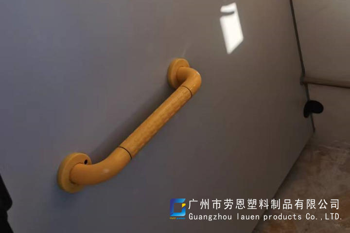 【佛山南?！可鐓^(qū)加裝無障礙扶手，給老人觸手可及的安全